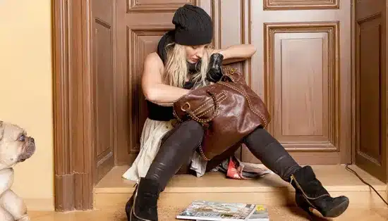 Femme devant une porte bloquée car elle a perdue ses clés à Décines Charpieu
